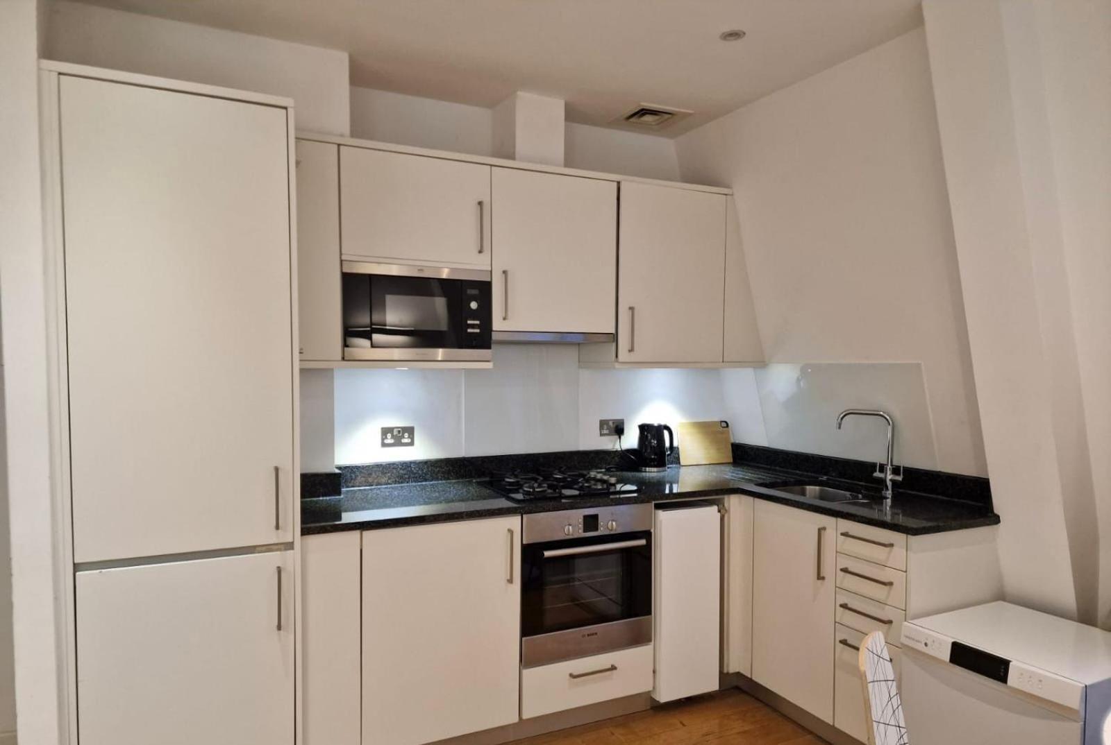 One Bedroom Apartment In Holborn 런던 외부 사진