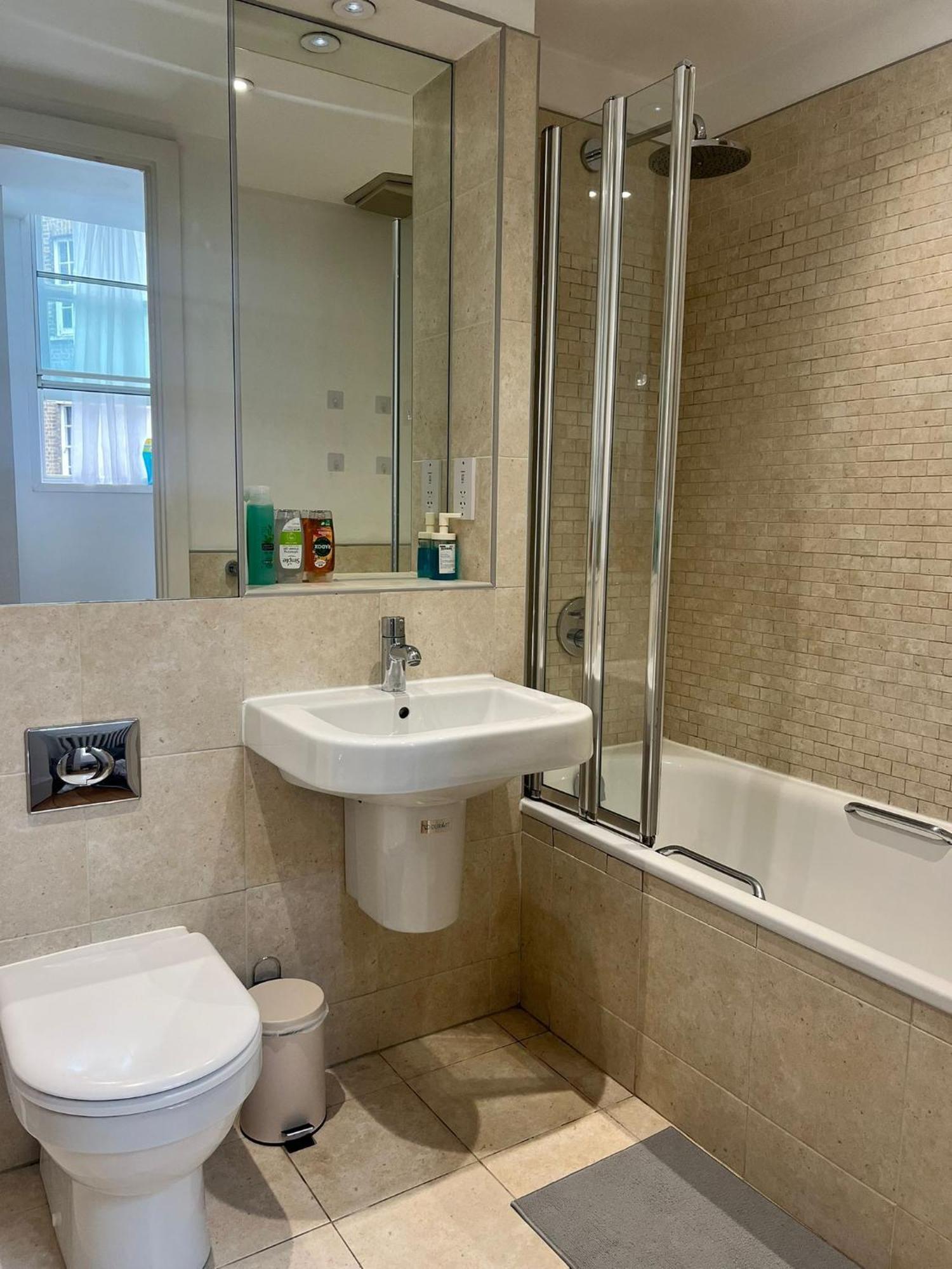 One Bedroom Apartment In Holborn 런던 외부 사진